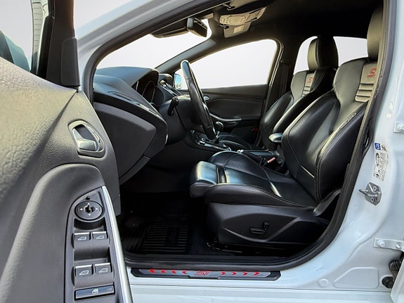 Ford Focus 9 of 22