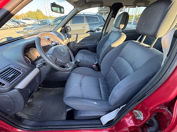 Renault Clio 10 of 13