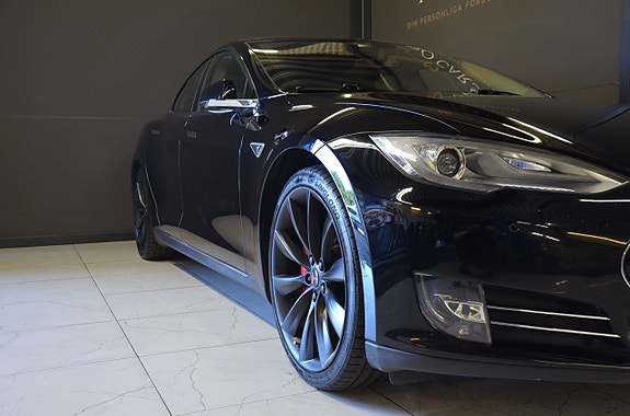 Tesla Model S 4 of 5