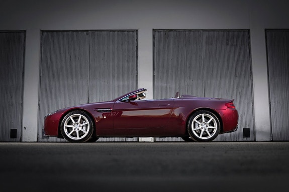 Aston Martin Vantage 3 of 5