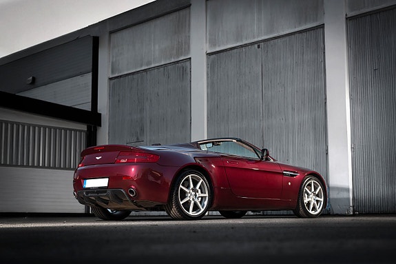 Aston Martin Vantage 2 of 5