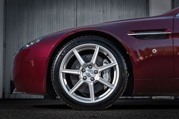 Aston Martin Vantage 8 of 24