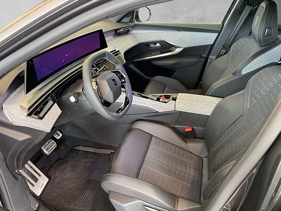 Peugeot e-5008 2 of 5