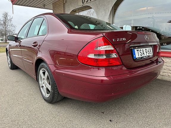 Mercedes-Benz E220 3 of 5