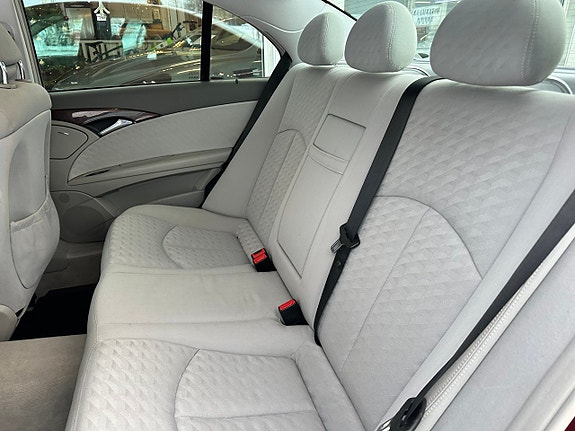 Mercedes-Benz E220 10 of 13