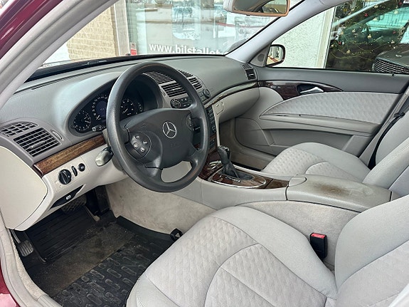 Mercedes-Benz E220 4 of 5