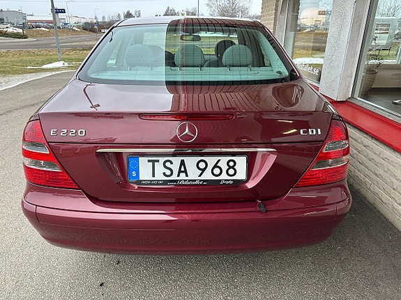 Mercedes-Benz E220 9 of 13