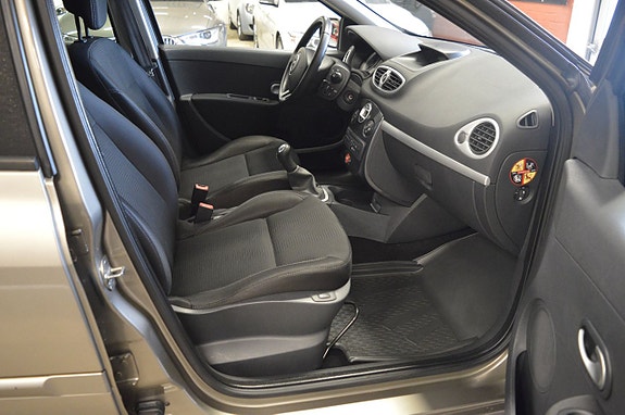 Renault Clio 15 of 19