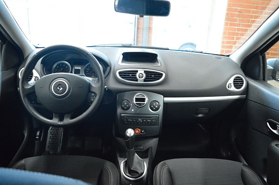 Renault Clio 18 of 19