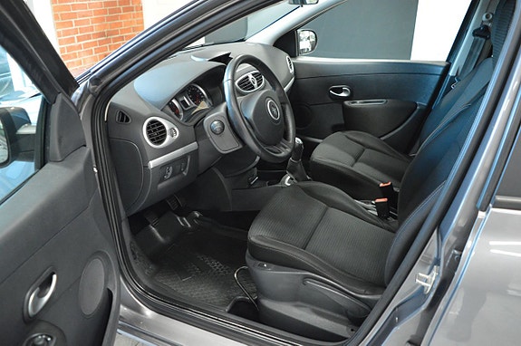 Renault Clio 14 of 19