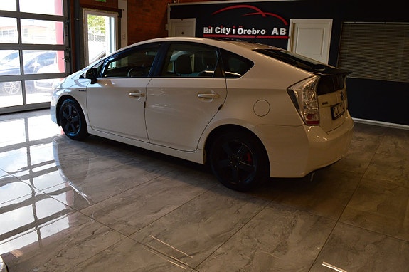 Toyota Prius 4 of 5