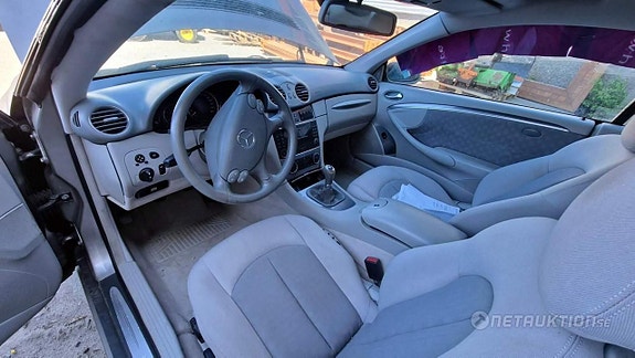 Mercedes-Benz CLK200 12 of 16