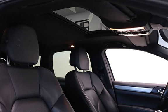 Porsche Cayenne 13 of 22
