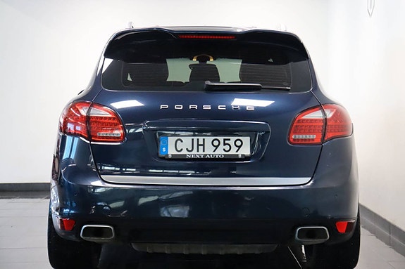 Porsche Cayenne 4 of 5