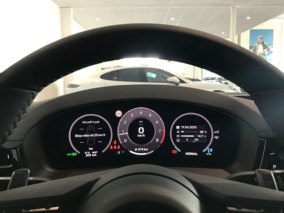 Porsche Panamera 4 7 of 16