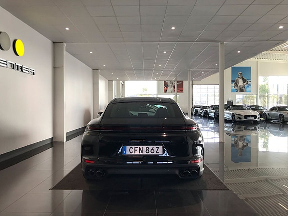 Porsche Panamera 4 4 of 5