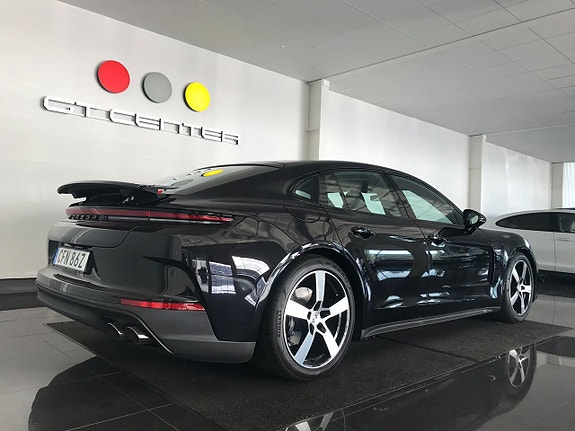 Porsche Panamera 4 5 of 5