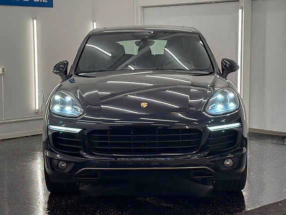 Porsche Cayenne S 2 of 5