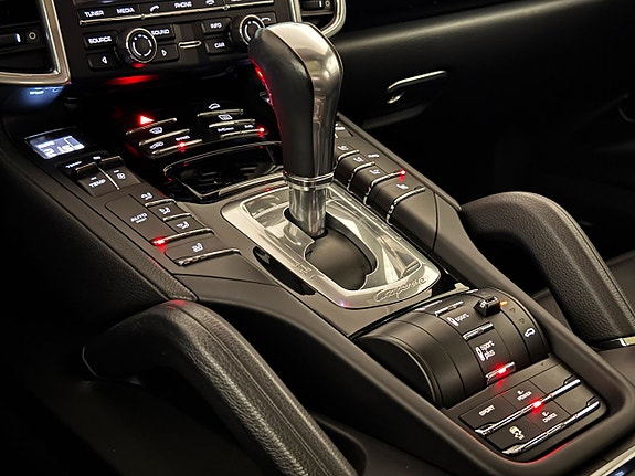 Porsche Cayenne S 17 of 22