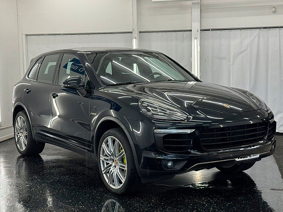 Porsche Cayenne S 3 of 5