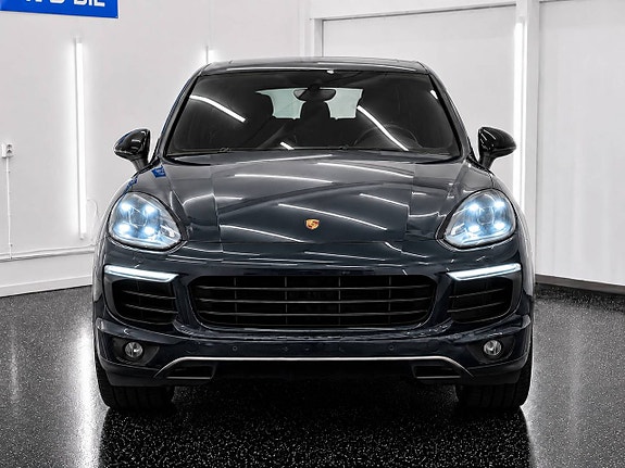 Porsche Cayenne S 2 of 22