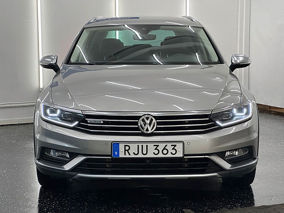 Volkswagen Passat Alltrack 2 of 5