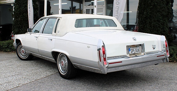 Cadillac Brougham 6 of 16