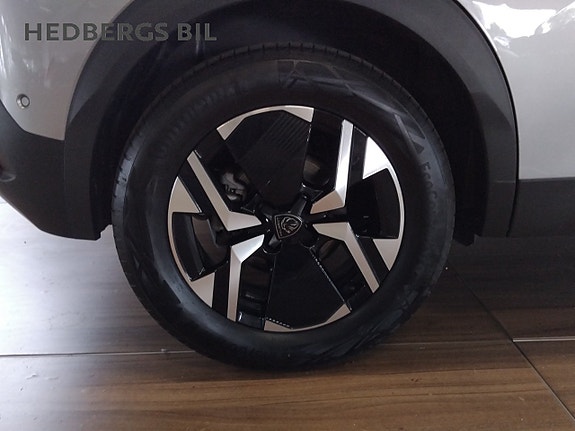Peugeot e-2008 12 of 17