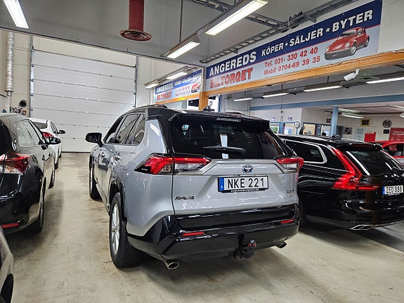 Toyota RAV4 8 of 19