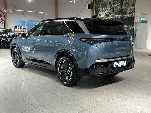 Peugeot e-5008 2 of 5