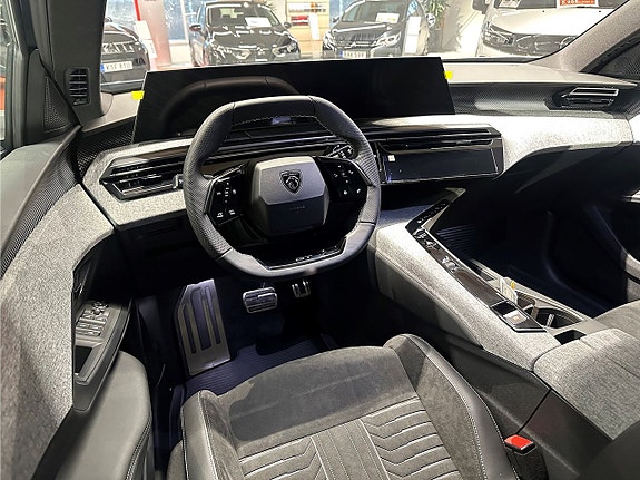 Peugeot e-5008 3 of 5