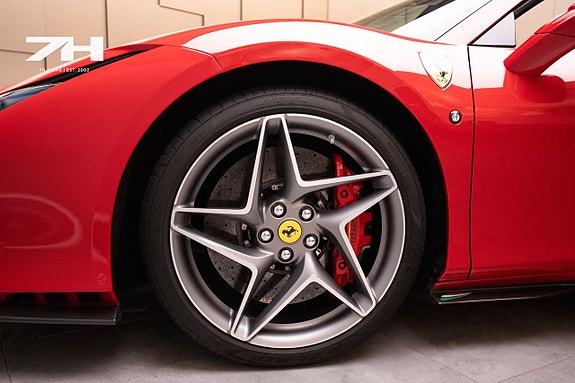 Ferrari F8 Spider 21 of 30