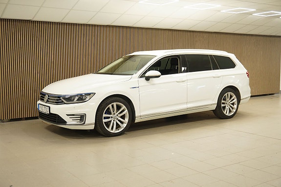 Volkswagen Passat 2 of 5