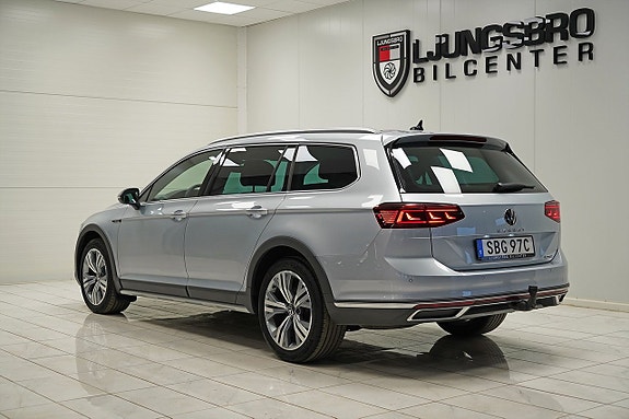 Volkswagen Passat Alltrack 2 of 13
