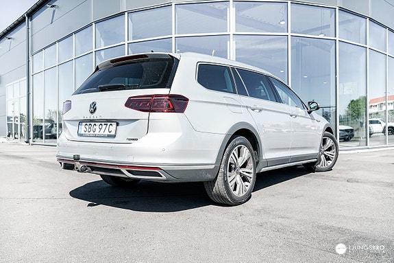 Volkswagen Passat Alltrack 2 of 5