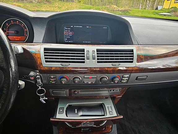 BMW 760i 12 of 18