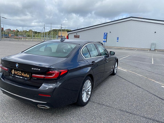 BMW 530e 2 of 5