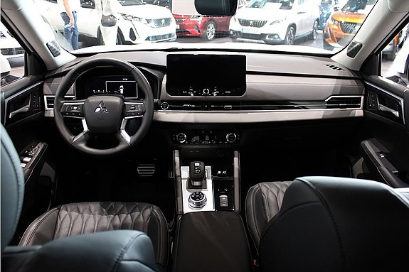 Mitsubishi Outlander 2 of 5