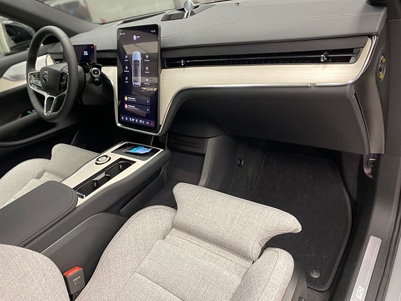 Volvo EX90 10 of 14