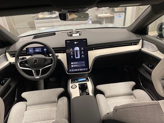 Volvo EX90 2 of 5