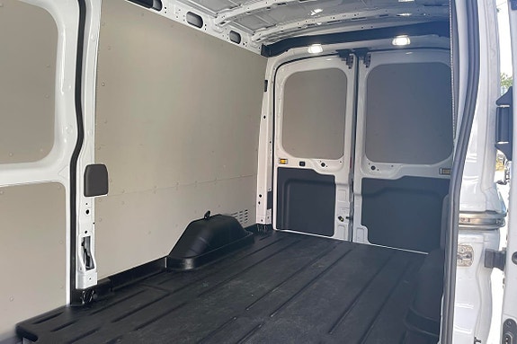 Ford E-Transit 10 of 16