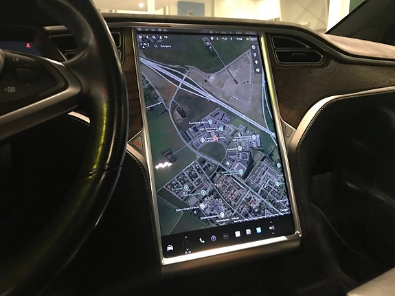 Tesla Model X 8 of 18