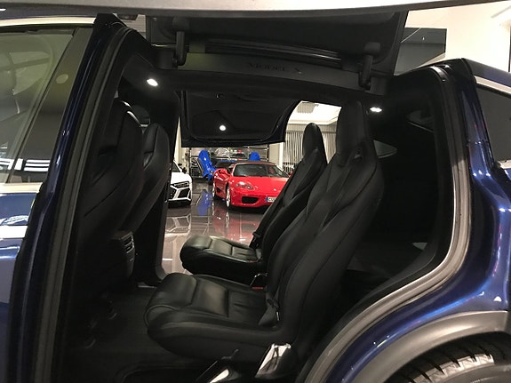 Tesla Model X 16 of 18