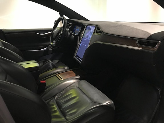 Tesla Model X 15 of 18