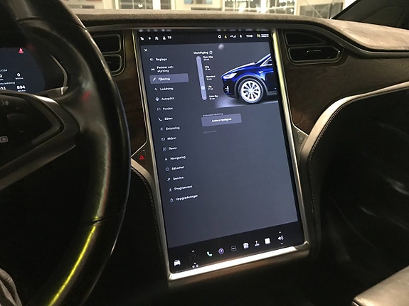 Tesla Model X 13 of 18