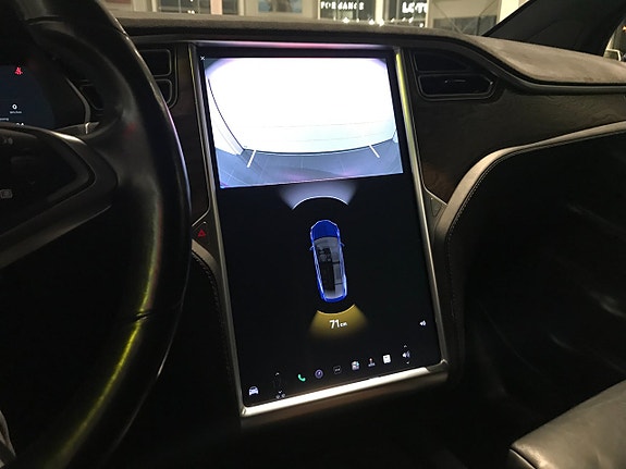 Tesla Model X 14 of 18