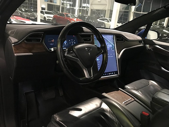 Tesla Model X 7 of 18