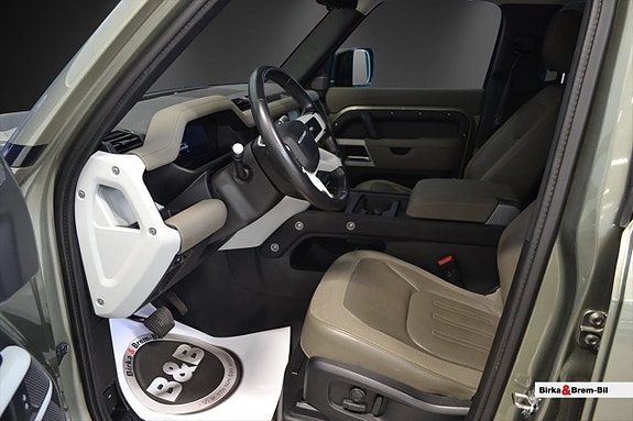 Land Rover Defender 110 7 of 16