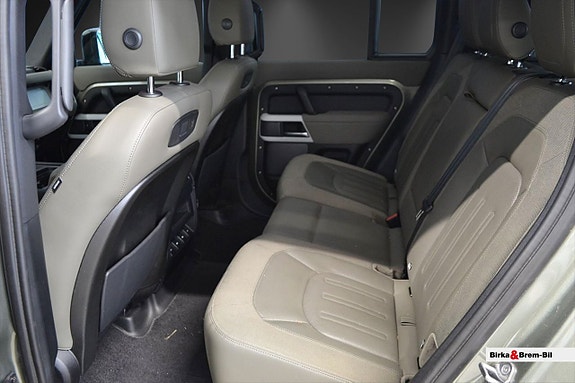Land Rover Defender 110 14 of 16
