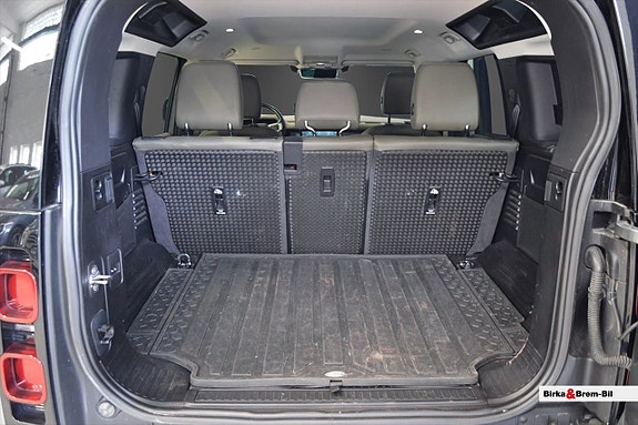 Land Rover Defender 110 13 of 16